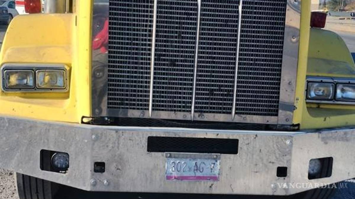 Llanta sale ‘volando’ de tráiler, causa daños a tienda y lesiona a despachador en Ramos Arizpe