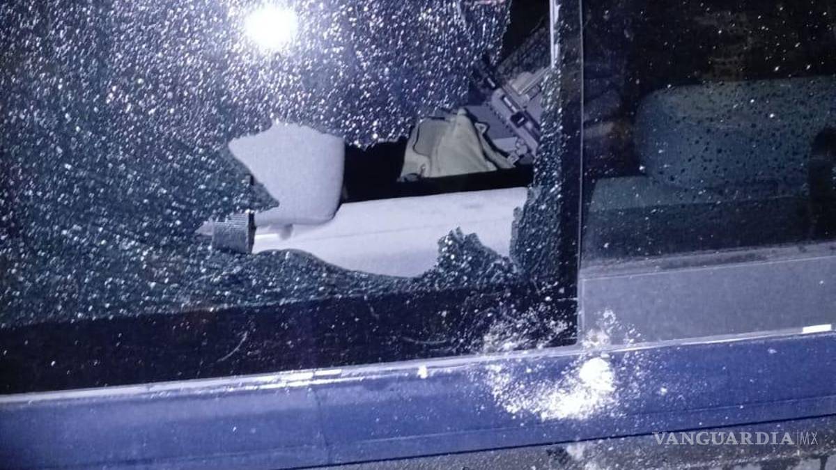 Detienen a tres jóvenes por agresión a unos policías y daños a una patrulla, en NL