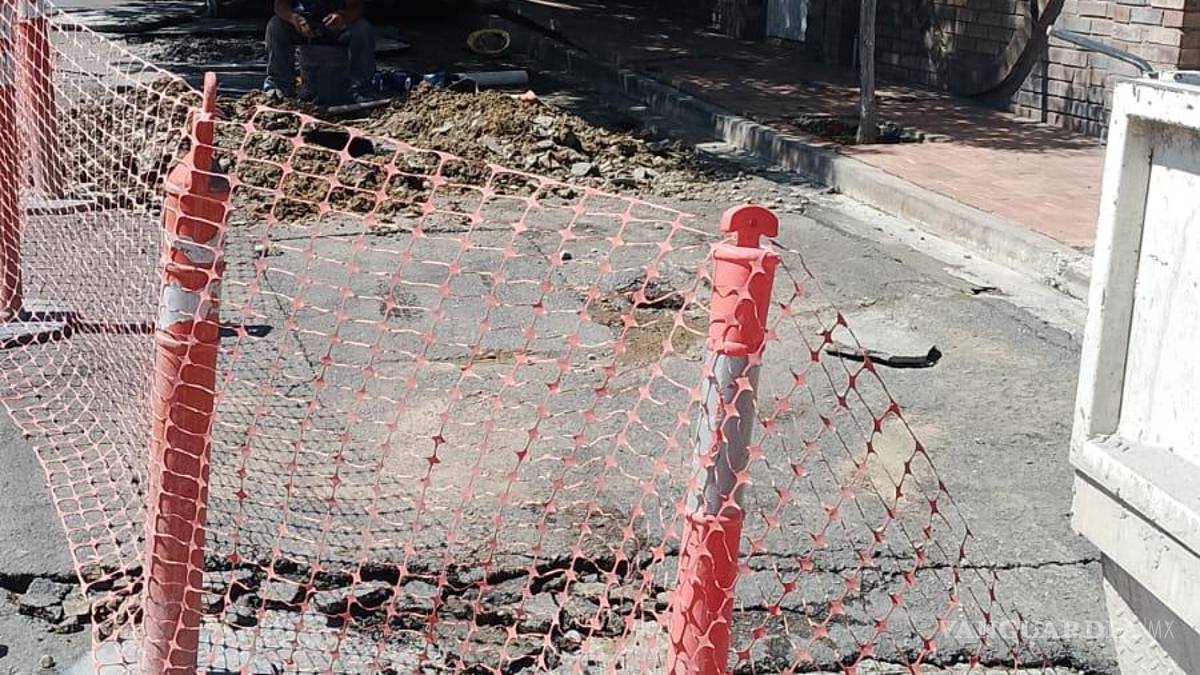 Saltillo: Fuga de agua rompe pavimento; tarda más de una hora en ser atendida
