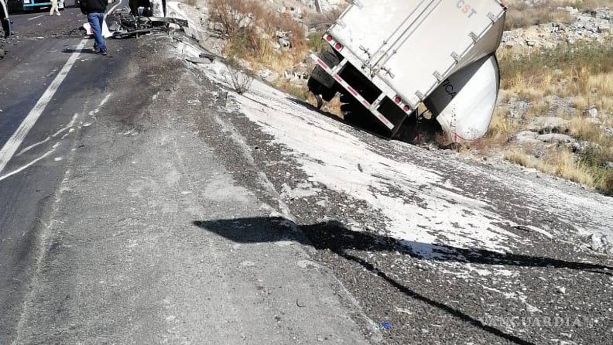 Trailero destroza su unidad en el tramo Saltillo-Los Chorros; resulta grave