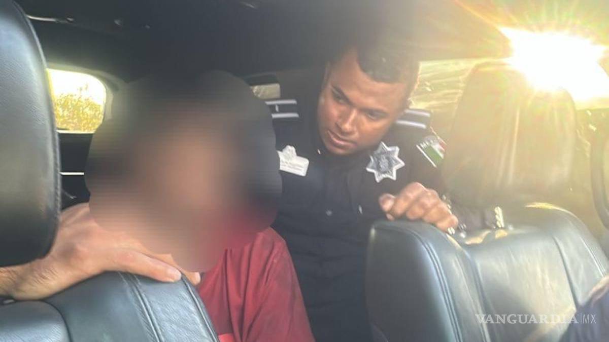 Policías rescatan a joven que intenta lanzarse del puente, en Saltillo