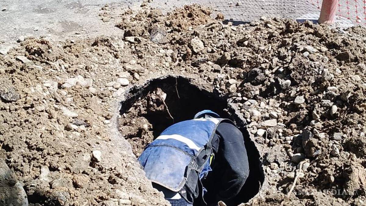 Saltillo: Fuga de agua rompe pavimento; tarda más de una hora en ser atendida