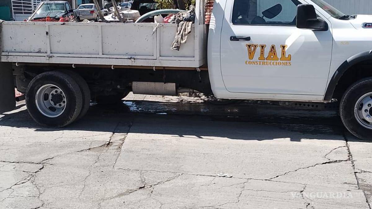 Saltillo: Fuga de agua rompe pavimento; tarda más de una hora en ser atendida