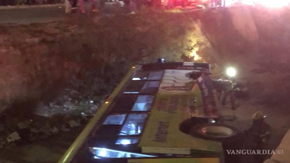 Brindan seguimiento en Nuevo León a lesionados de la ruta 13 que cayó en canalón