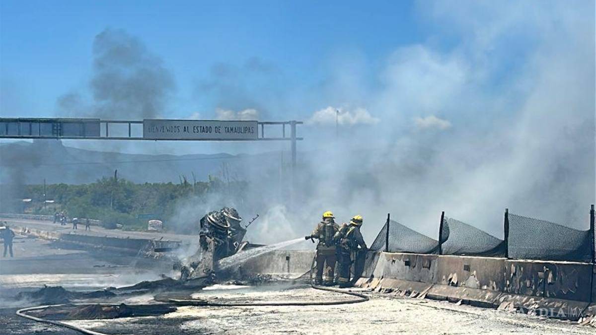 Incendio de pipa provoca cierre de la carretera Nacional en los límites de Nuevo León y Tamaulipas
