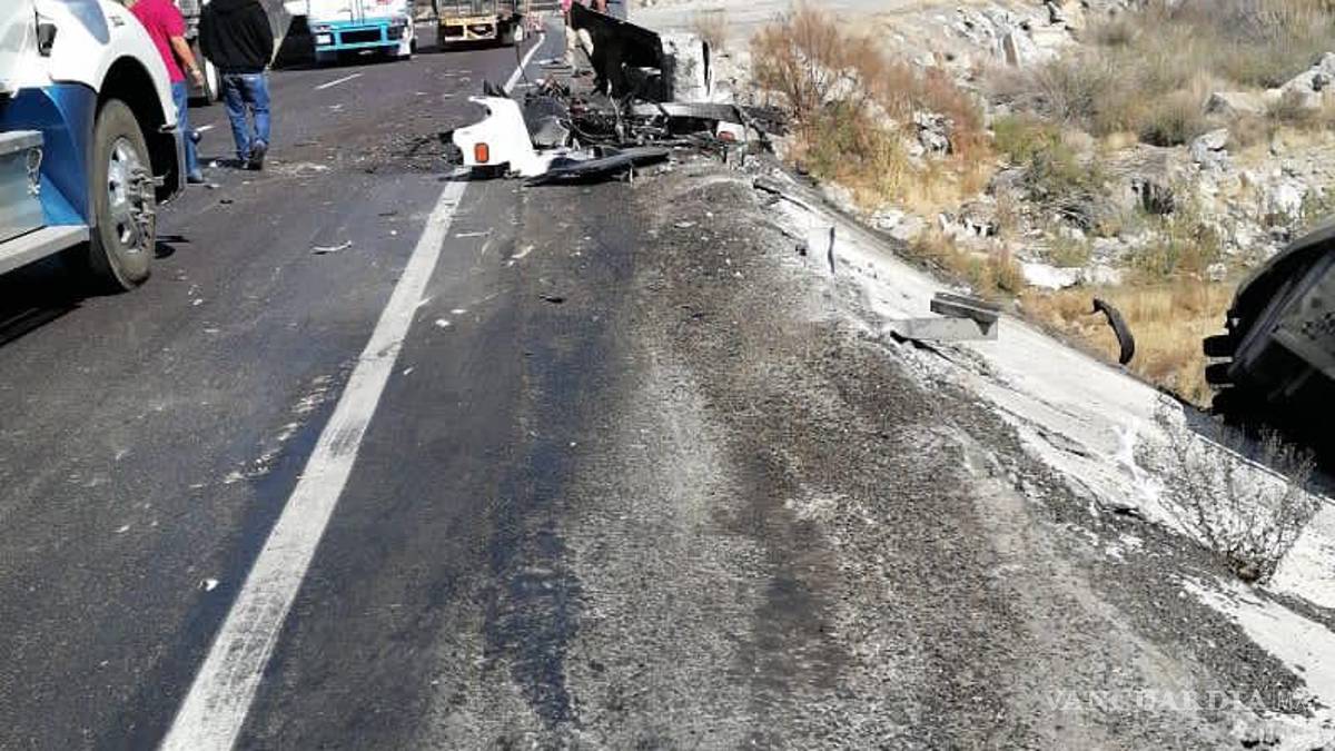 Trailero destroza su unidad en el tramo Saltillo-Los Chorros; resulta grave