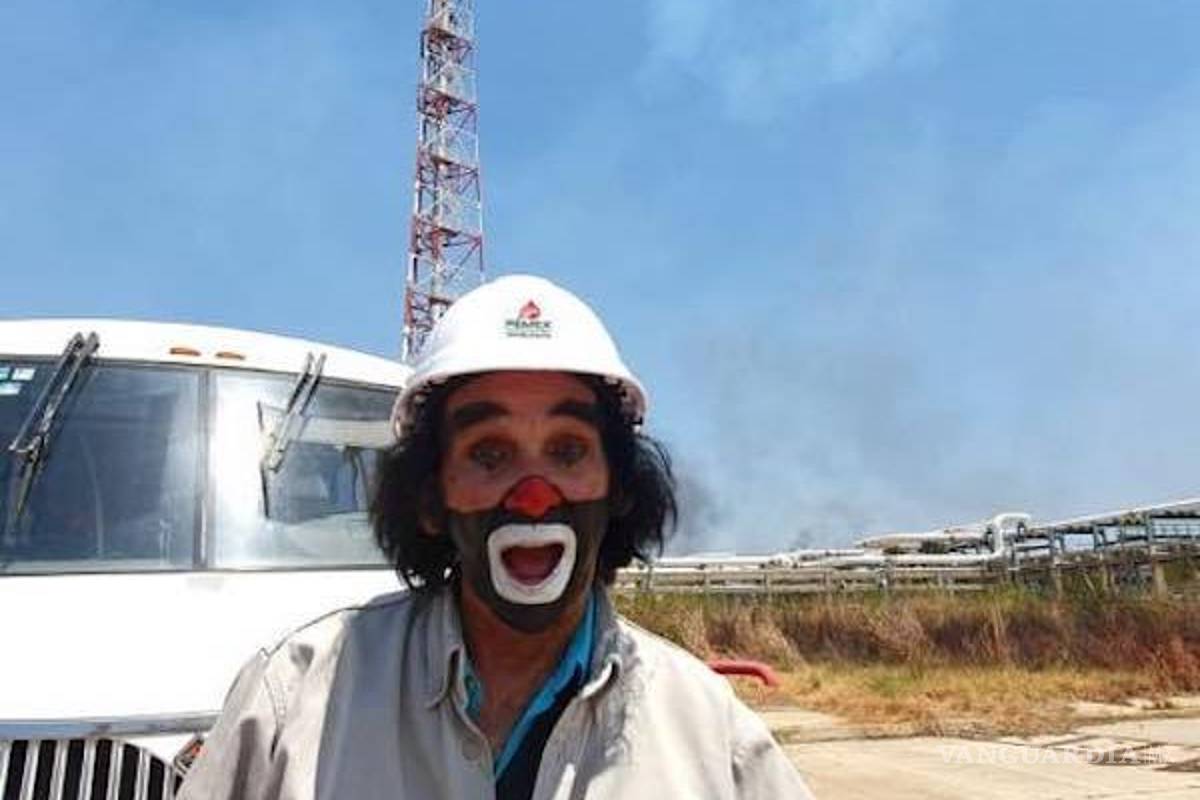 $!‘Tara tara, la guitarra’, AMLO y Cepillín se encuentran en el AICM