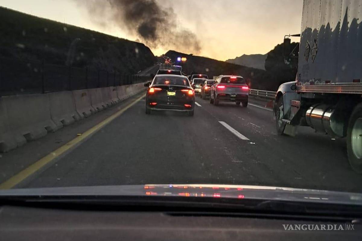 Incendio de tráiler paraliza la autopista Monterrey–Saltillo
