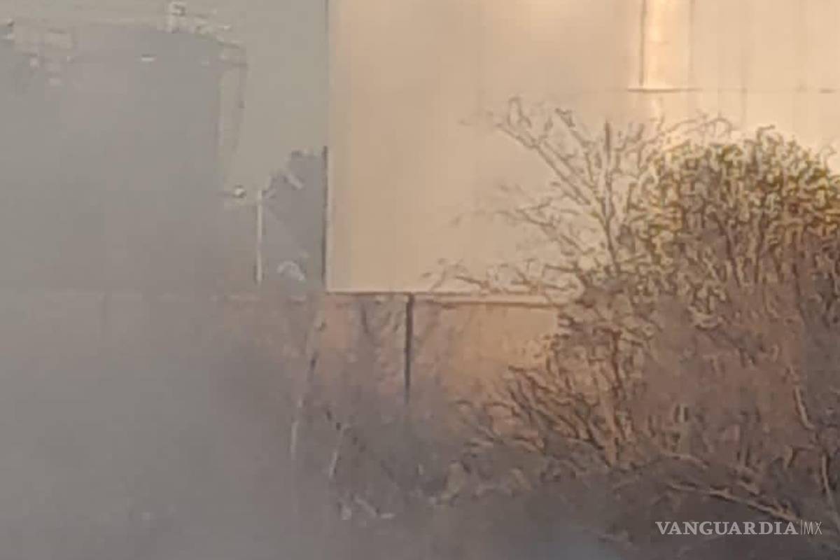 Incendio en predio al lado de Pemex causa alarma y movilización al norte de Saltillo
