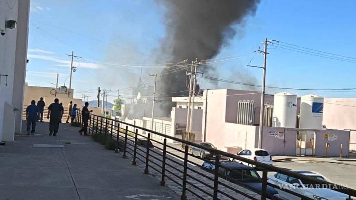 Incendio consume camionetas, una de ellas blindada, en Saltillo