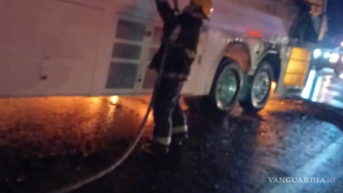 Autobús se incendia en la carretera 57 de Arteaga; transportaba alumnos a un viaje de estudios