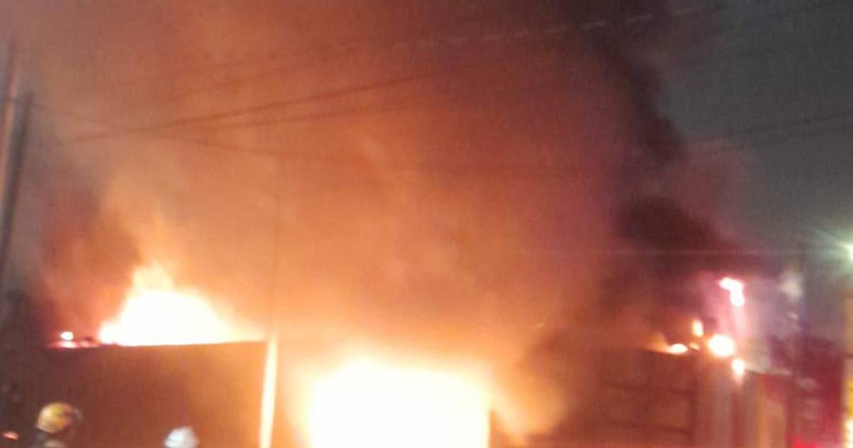 Se registra fuerte incendio en tarimera en Nuevo León