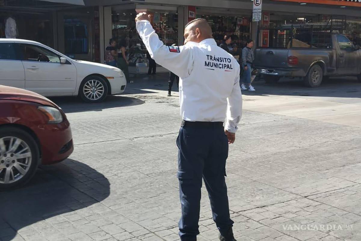 $!Elementos de Vialidad orientan a conductores y peatones en el centro de Torreón.