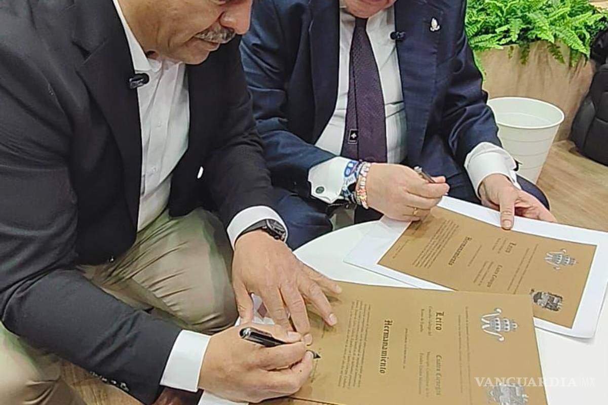 $!El alcalde Víctor Manuel Leija Vega durante el acto protocolario de firma del acuerdo en la FITUR 2026.