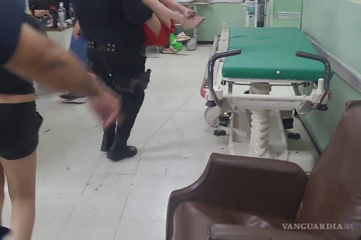 $!La rápida reacción de los oficiales permitió que la mujer fuera reanimada por médicos del IMSS en Monclova.