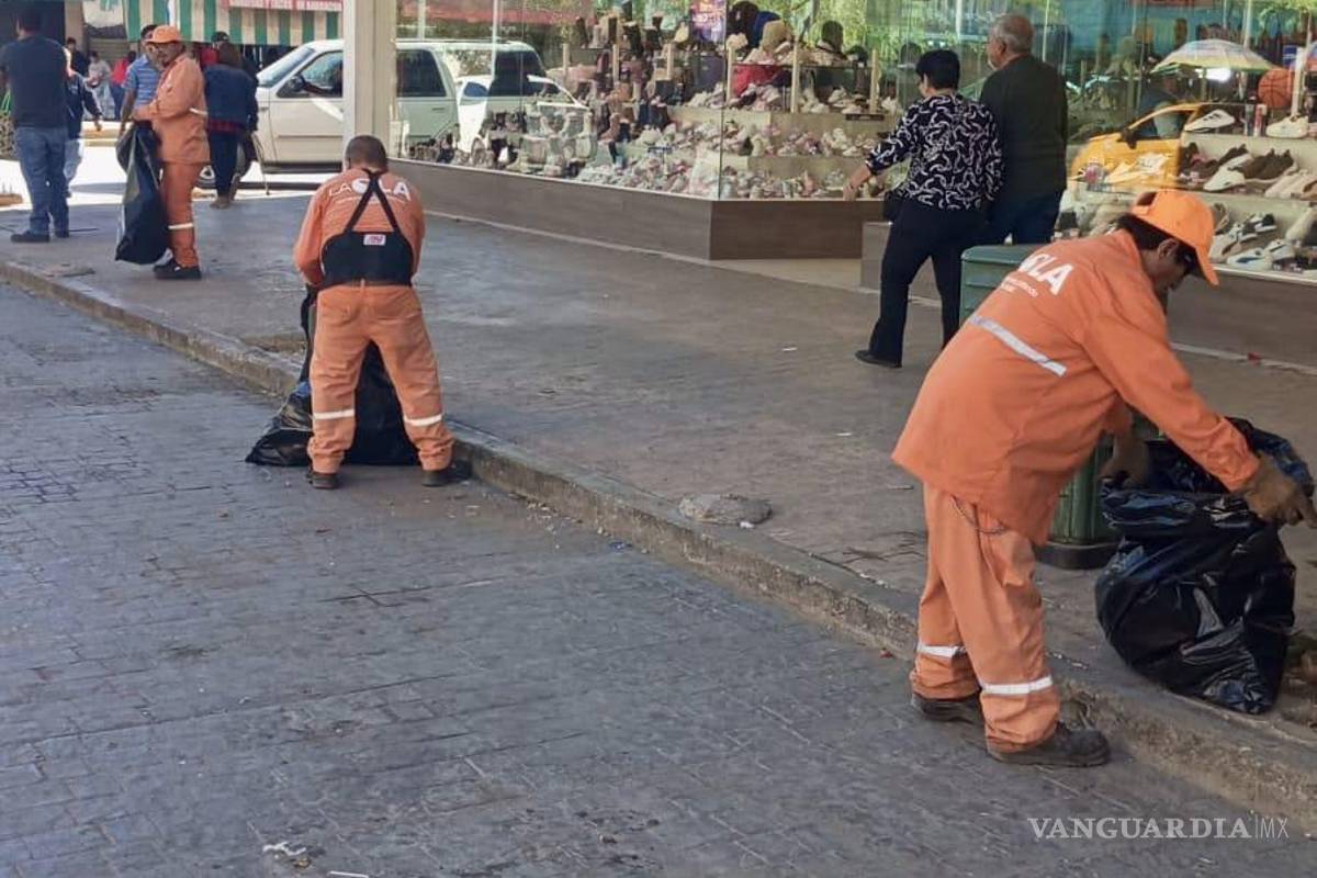 $!La recolección principal de basura se realiza durante la noche con un camión de carga trasera.