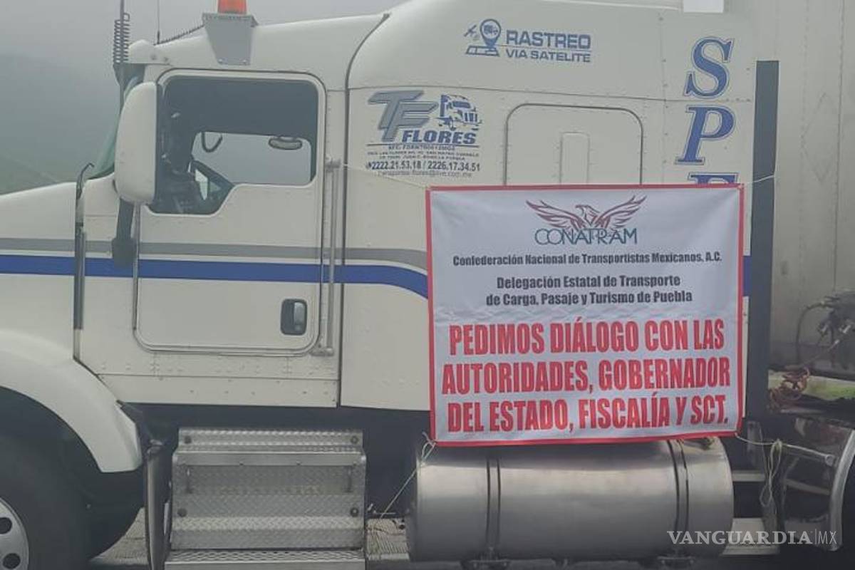 $!Los transportistas exigen ser escuchados por el gobernador Samuel García, la Fiscalía y la Secretaría de Comunicaciones y Transportes.