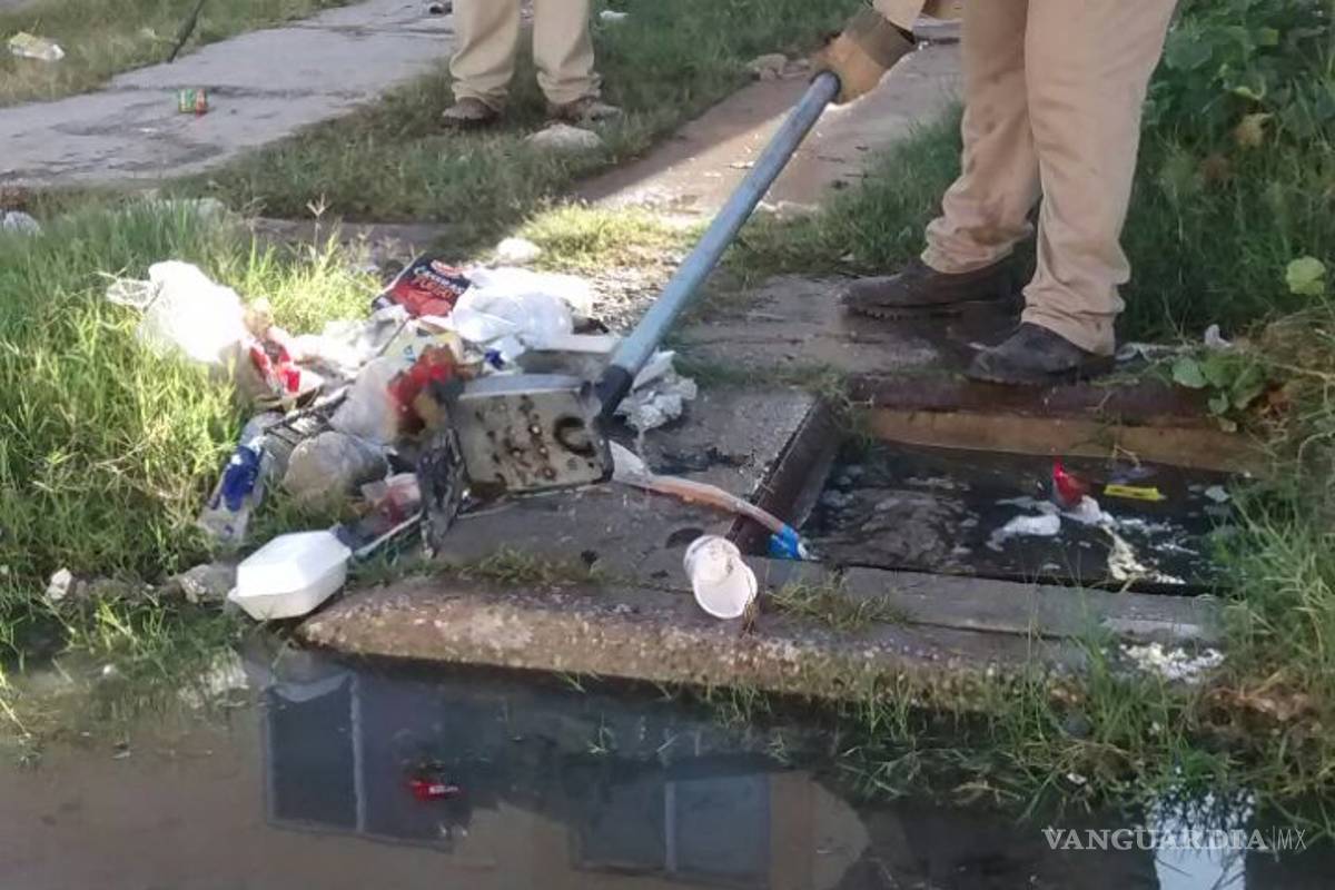 $!Realiza Simas Torreón operativos de desazolve en colonias