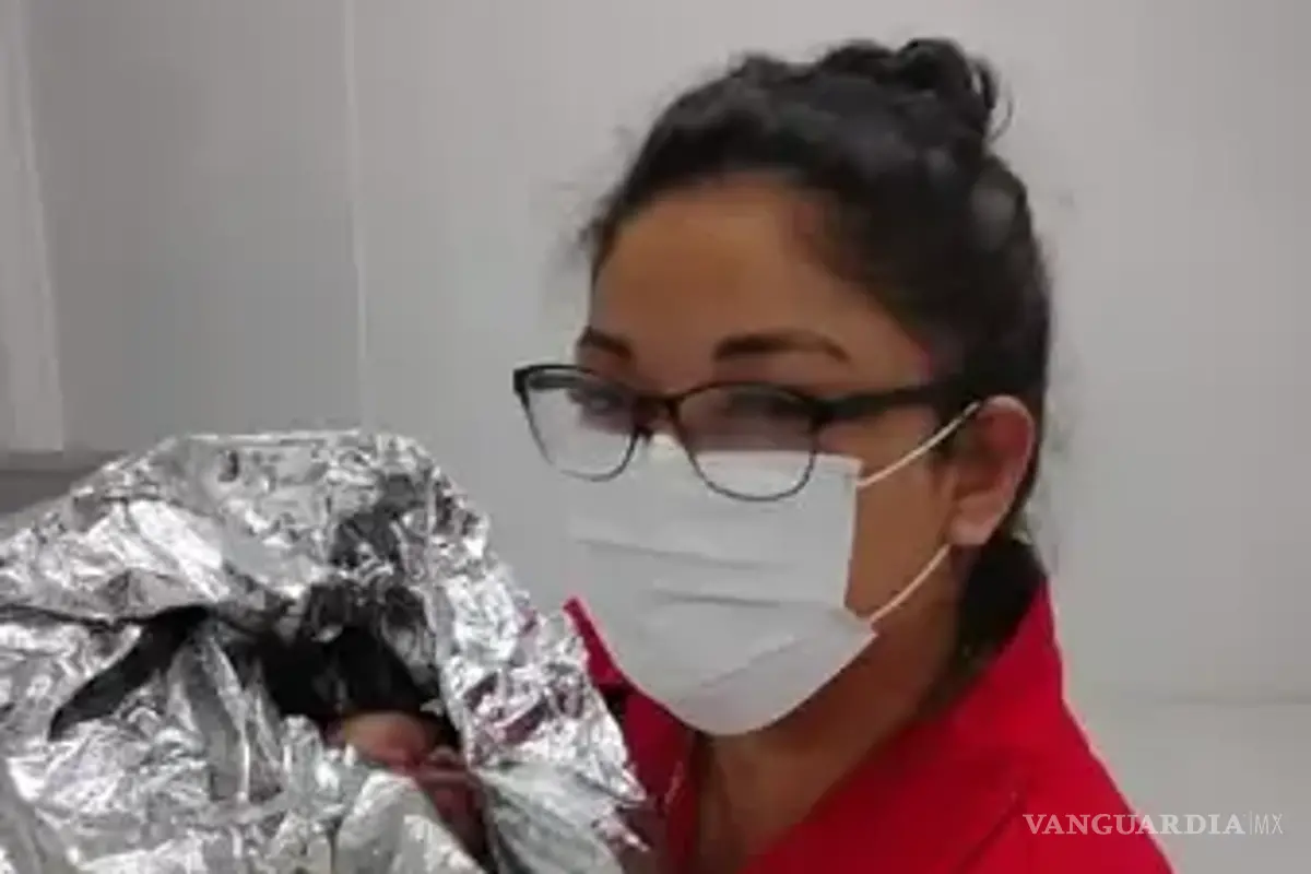 $!La madre y su bebé fueron estabilizadas en el lugar antes de ser trasladadas al IMSS.