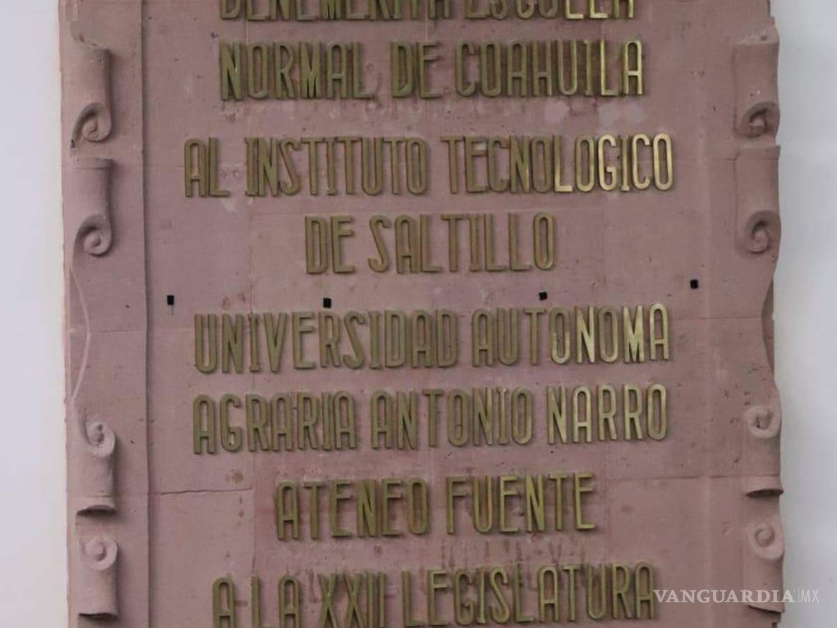 $!La placa conmemorativa reluce bajo las letras doradas, inmortalizando el nombramiento de la Universidad Autónoma Agraria Antonio Narro en el Muro de Honor del Congreso del Estado.