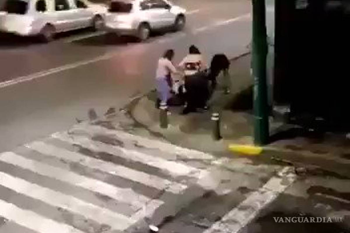 Sexoservidoras golpean a hombre para asaltarlo; eran travestis