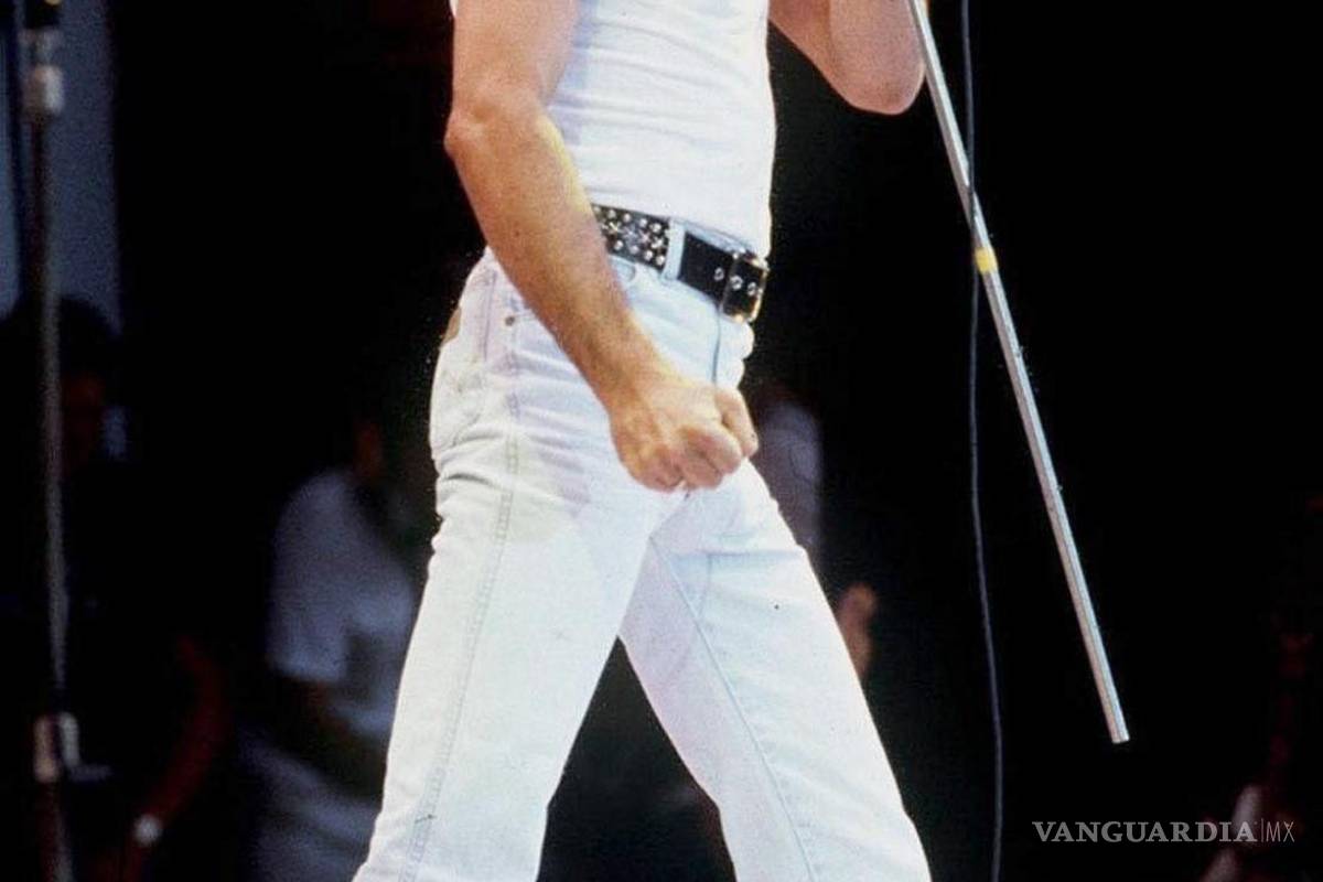 $!Foto de 1985 con el líder de Queen, Freddie Mercury en una actuación en Londres. EFE/EPA