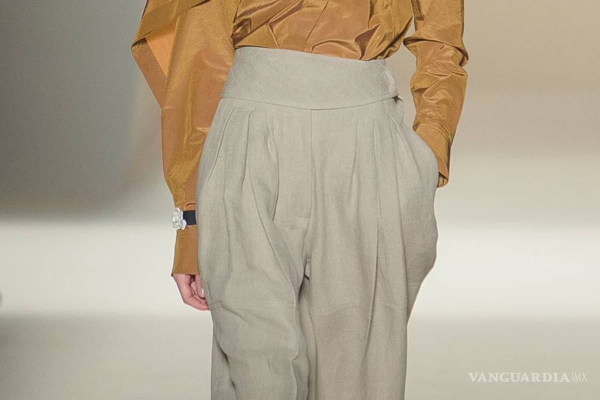 $!Victoria Beckham apuesta por una primavera en terciopelo