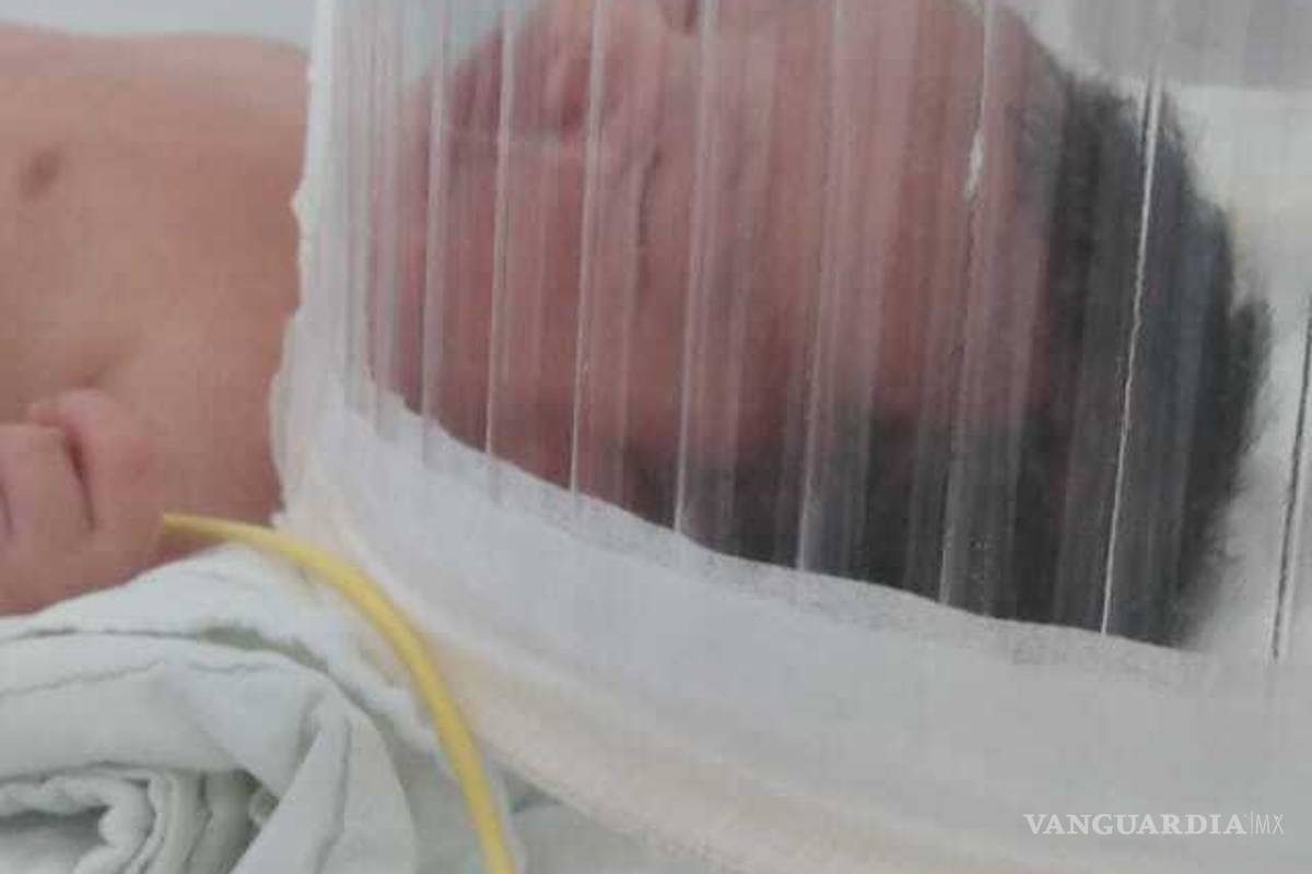 Hacen ‘incubadora’ con tapa de pastel a bebé en Parras