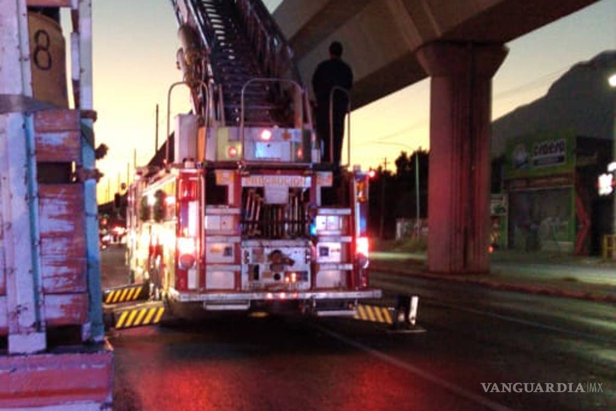 Amenaza hombre con lanzarse de lo alto del Metro en Monterrey