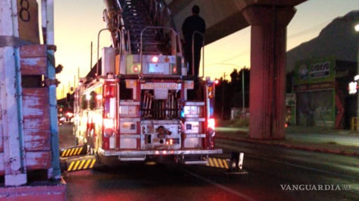 Amenaza hombre con lanzarse de lo alto del Metro en Monterrey