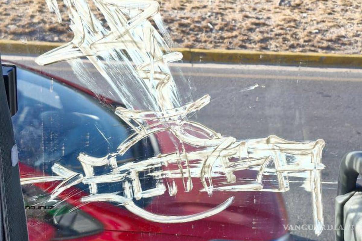 $!Operadores del programa activaron la alerta al notar el rayado de la ventana del camión.