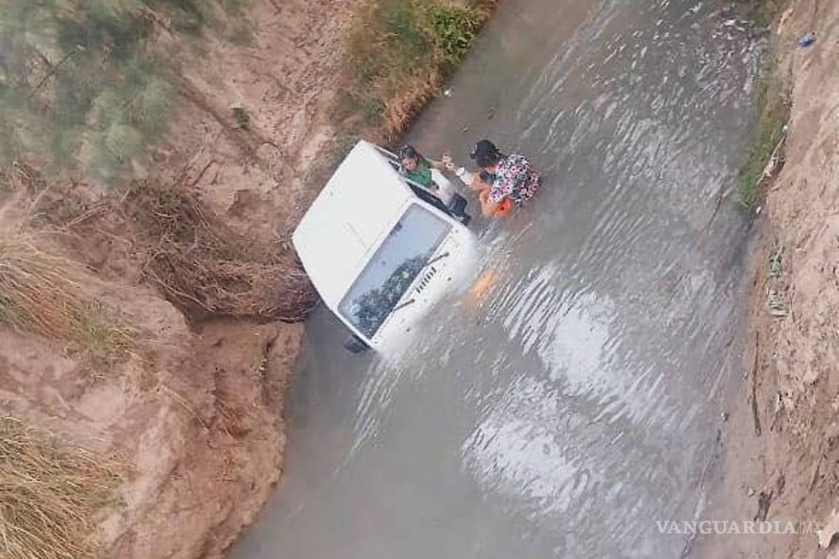 Familia de paseo en Sacramento, Coahuila, termina nadando con todo y camioneta en el río (video)