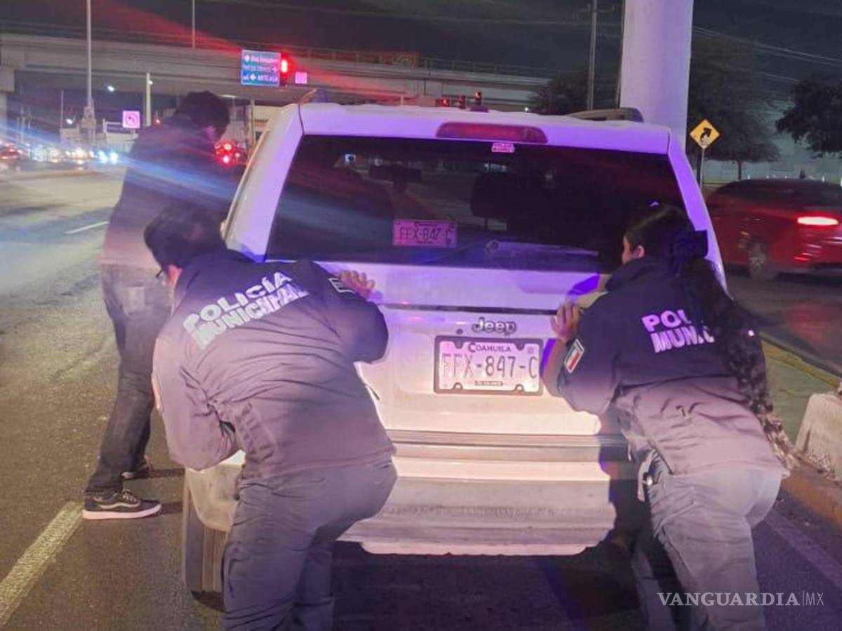 $!Los oficiales de Tránsito y Grupo de Reacción Sureste auxilian a un automovilista varado en una de las principales vías rápidas de Saltillo.