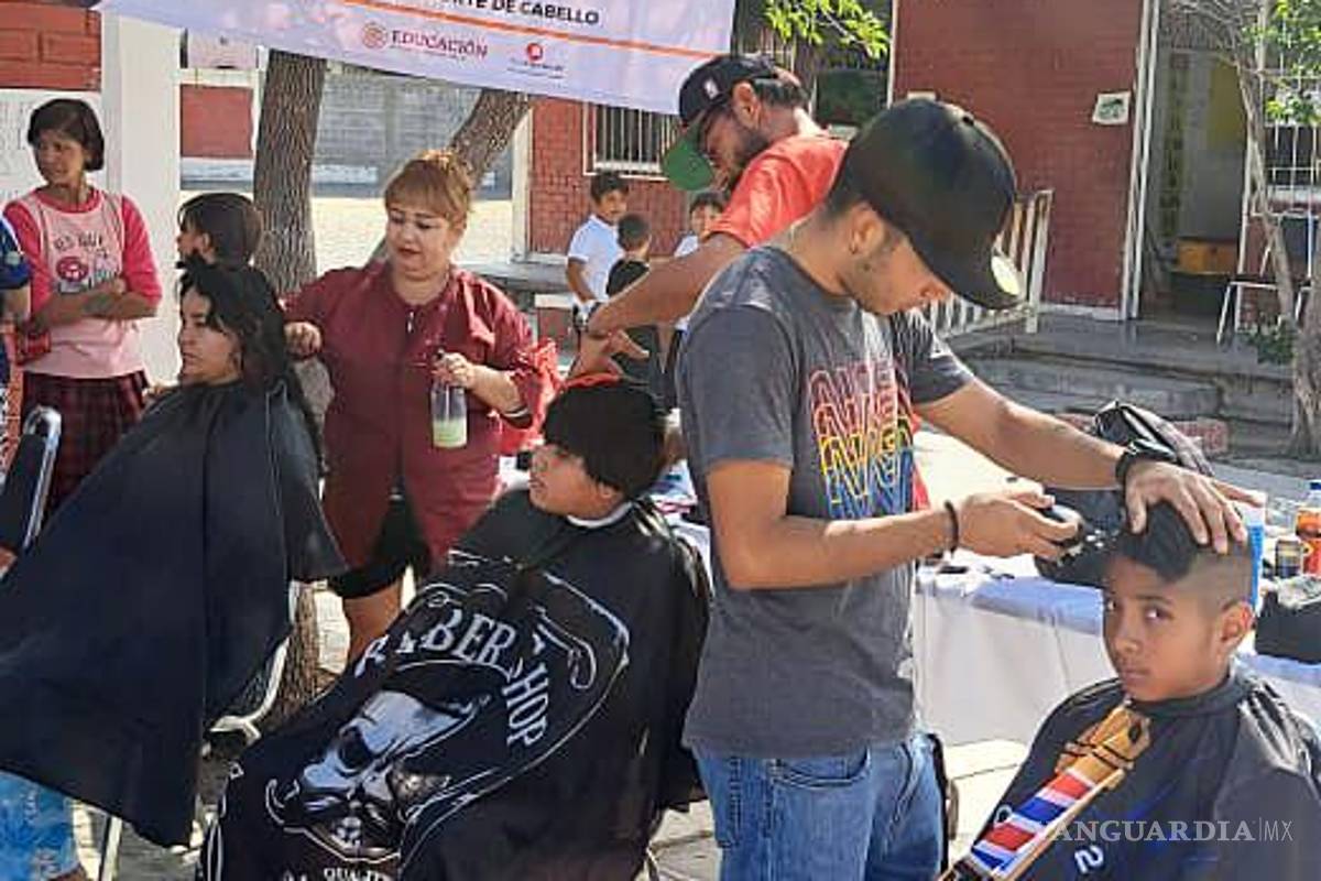 $!Alumnos del ICATEC ofrecieron cortes de pelo gratuito.
