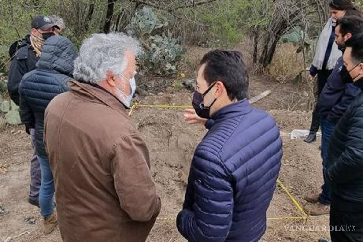 Inspecciona Alejandro Encinas predio de fosas clandestinas en NL