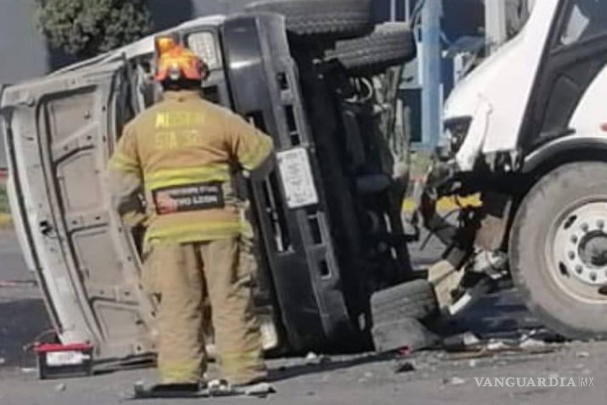 Transporte de personal deja seis heridos al embestir tres autos en gasolinera, en NL