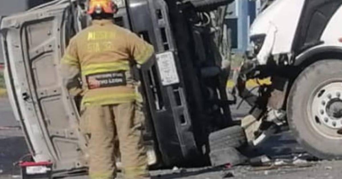 Transporte de personal deja seis heridos al embestir tres autos en gasolinera, en NL