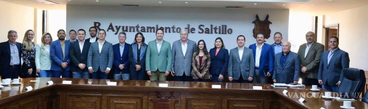 $!Durante la transición, estuvieron presentes varios funcionarios municipales, incluidos los directores de áreas clave.