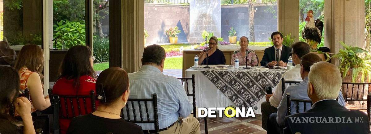 $!Al frente, los ponentes y una de las anfitrionas. De espaldas al centro-derecha, el señor que le dio luz a la asamblea con su voluminosa presentación de quién es él.