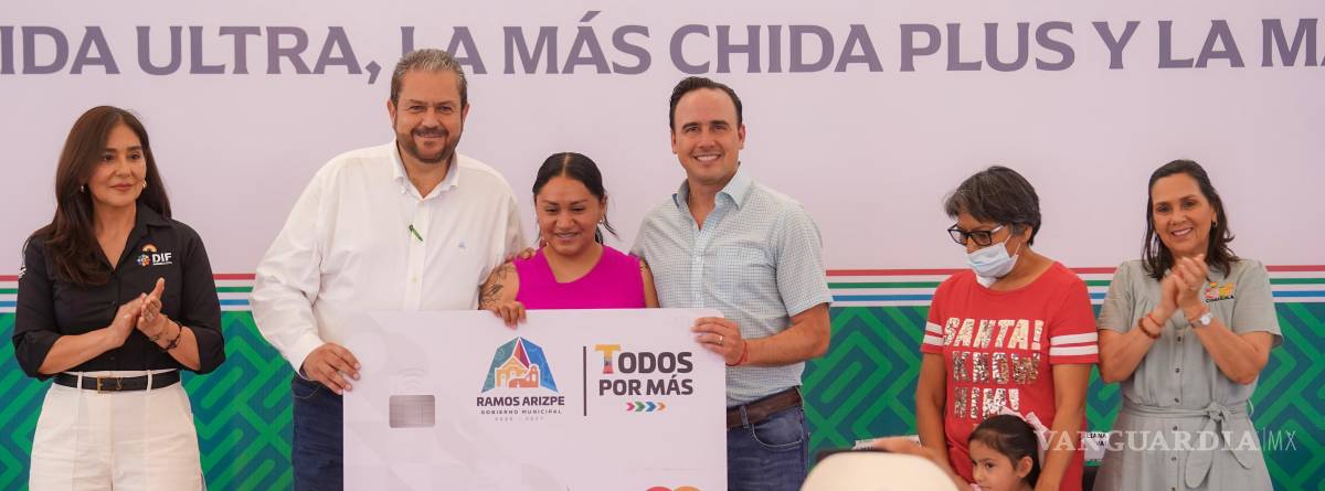 $!Teresita Escalante (I), presidenta del DIF, destacó la importancia de atender con dignidad a los sectores más vulnerables.