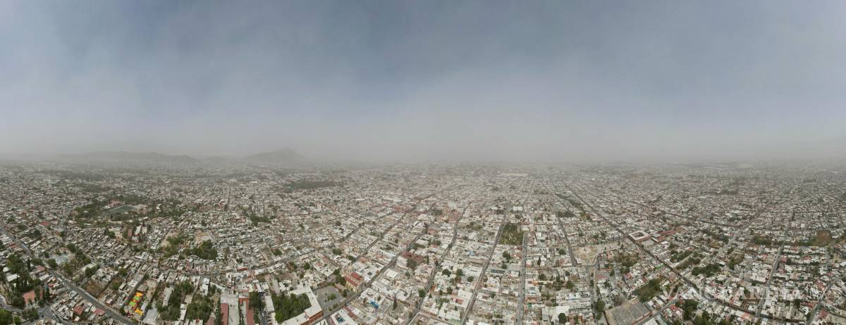 $!Saltillo también está siendo afectada por la acumulación de polvo que eleva los niveles de contaminación en la ciudad.