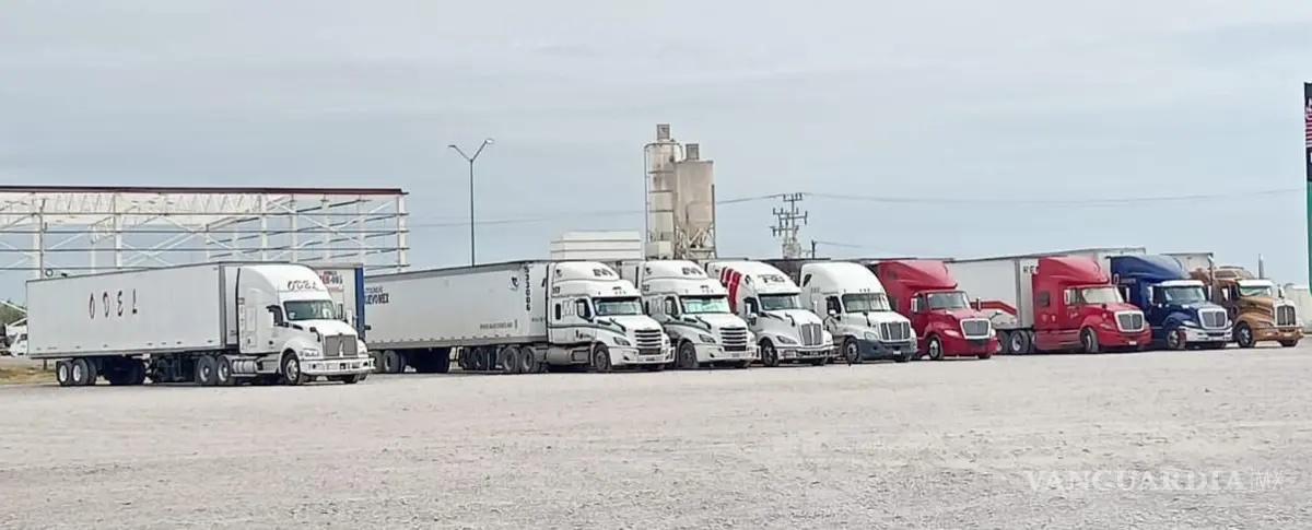 $!Transportistas de la región norte de Coahuila participaron en una movilización pacífica por la ruta fiscal, sin bloquear la circulación vehicular.