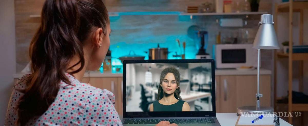 $!Paciente interactuando con una avatar en ordenador portátil.