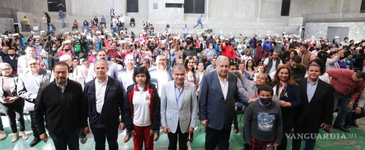 $!Entregan Chema Fraustro y Miguel Riquelme apoyos a estudiantes de Saltillo con discapacidad