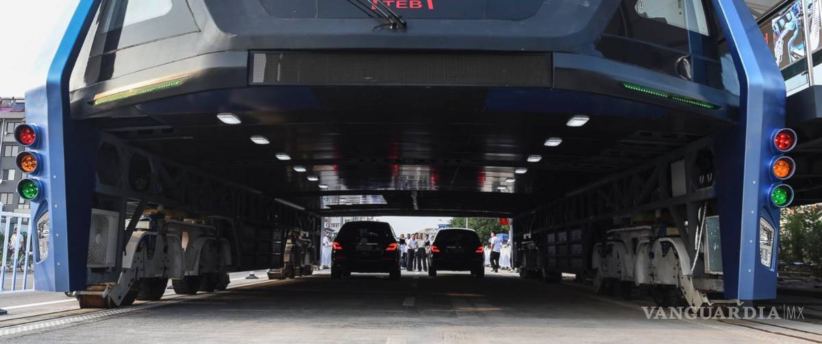 $!Critican al nuevo autobús elevado chino, por inseguro