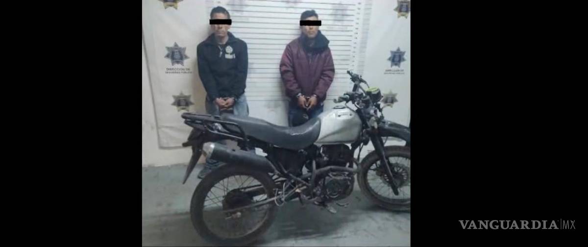 $!José Adolfo “N” y Alberto “N” fueron detenidos cuando llevaban una empujando una motocicleta ajena.