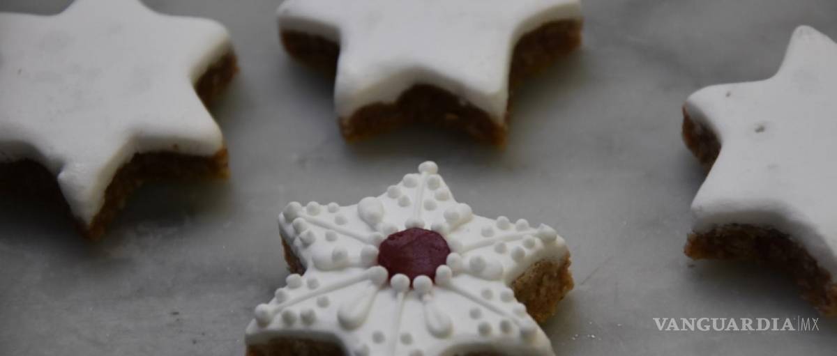 $!En el mensaje se puede leer: “¿Quieres hacer tus propias ‘Cinnamon Stars’? Los pasteleros reales del Palacio de Buckingham están muy emocionados de compartir esta receta contigo”.