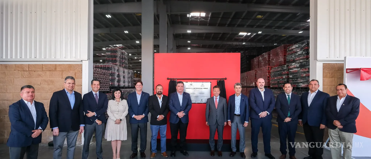 $!Directivos y autoridades acudieron a la inauguración de este centro de la embotelladora.