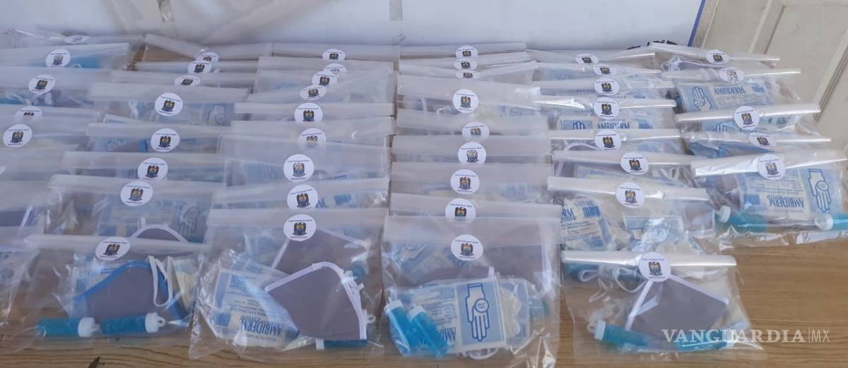 $!Entrega UAdeC despensas, gel antibacterial y cubrebocas a población vulnerable
