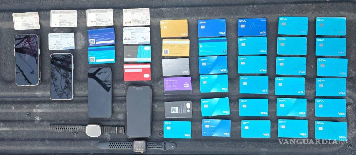 $!Elementos revisan a los cuatro detenidos, quienes portaban más de 30 tarjetas bancarias.